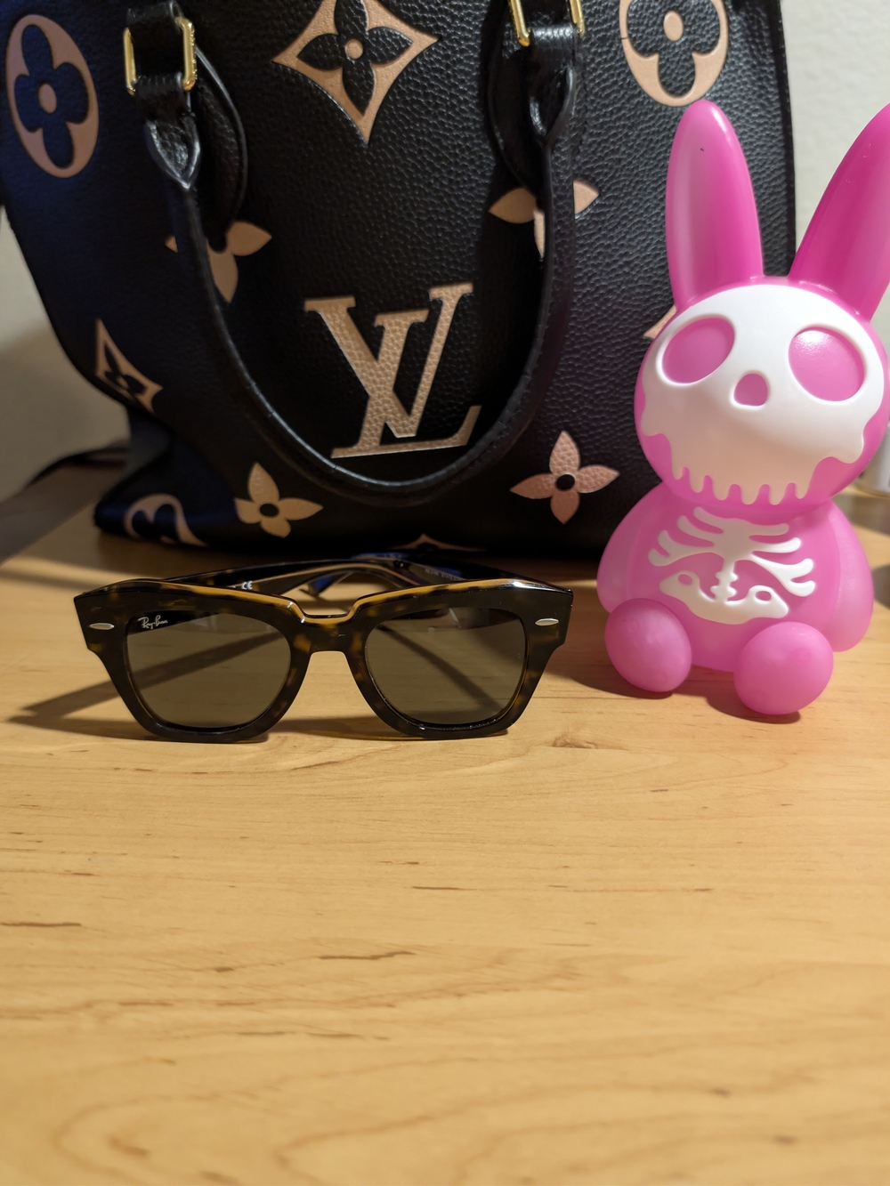 Super Cute Ray-Ban Brown Tortoise Shell Sunglasses with Dark Lenses